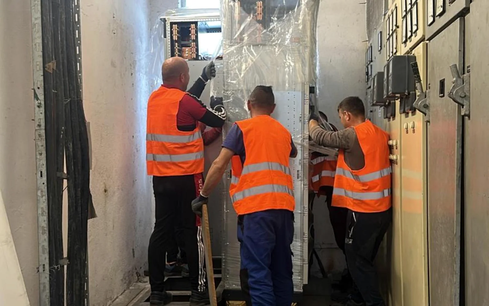 Echipa Power Safety lucrând la o instalație electrică industrială